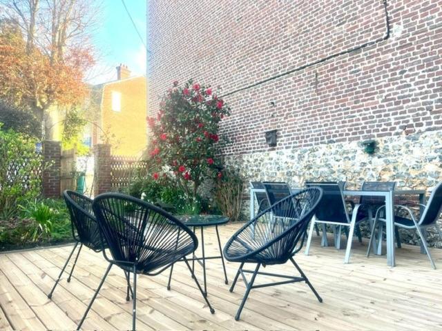 Patio alebo iná vonkajšia časť ubytovania Maison familiale de ville à Etretat