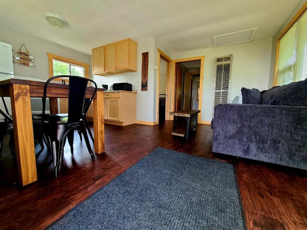 sala de estar con mesa y sofá en Walleye Cabin Spitzer Lakefront Minnesota, en Clitherall