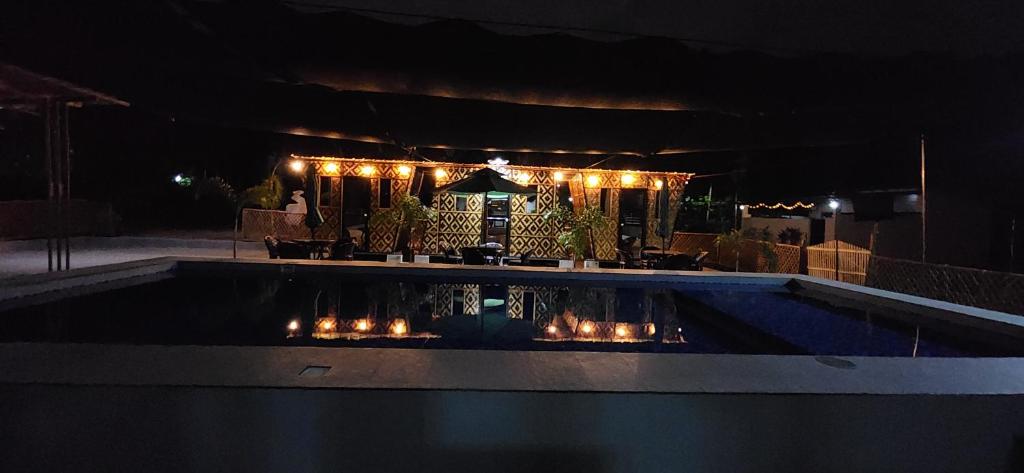 uma piscina à noite com luzes ao redor em 3S Farm and Resort 