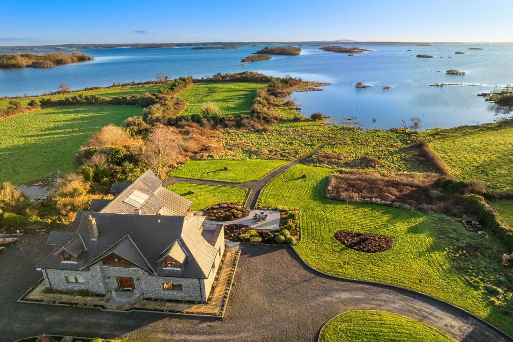 una vista aérea de una casa y del agua en Property 434 - Oughterard, en Oughterard