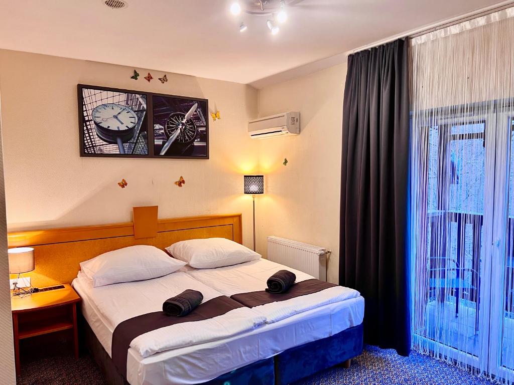 LAS SŁUPSKI APARTAMENTY PREMIUM Wifi Netflix Smart TV50 Cisza Spokój Wysoka jakość za niską cenę Zapraszamy - Deluxe Room No. 17 Con Un Balcón Y Una Vista Del Bosque
