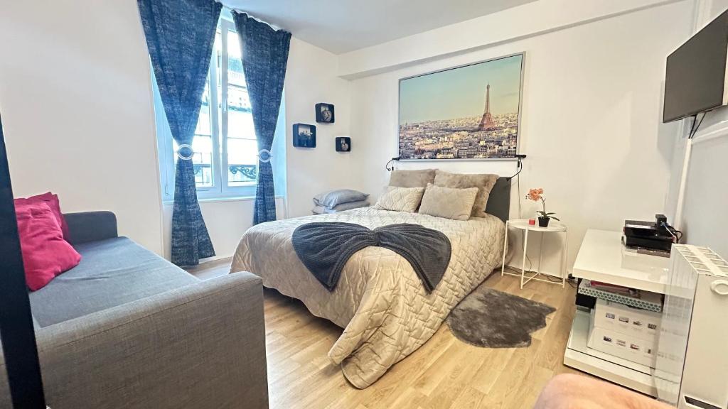une chambre avec un lit et un canapé dans l'établissement Studio Cosy à 5 minutes de la Gare de Lyon, à Paris