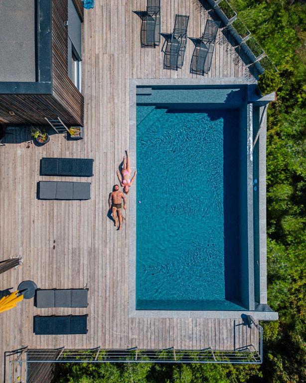 - une vue sur la piscine dans l'établissement Villa Lavu Santu piscine privée vue mer/montagnes, à Zonza