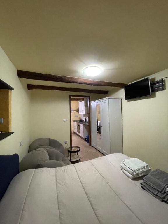 una habitación con 2 camas y una habitación con TV en bilocale arredato sestri ponente, en Génova