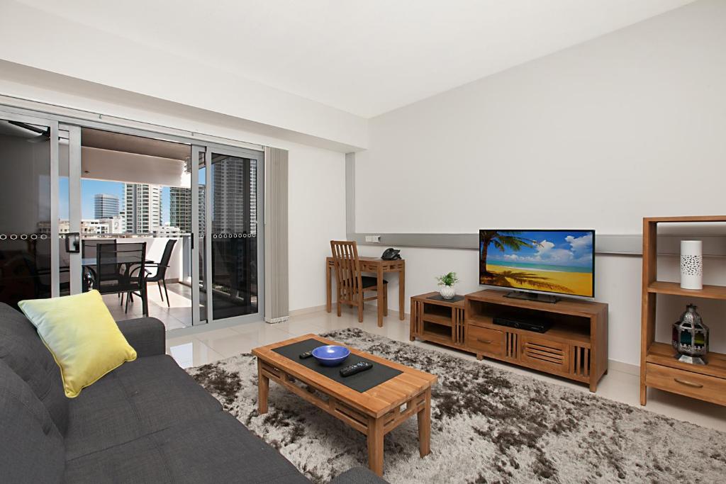Μια τηλεόραση ή/και κέντρο ψυχαγωγίας στο Ramada Suites by Wyndham Zen Quarter Darwin