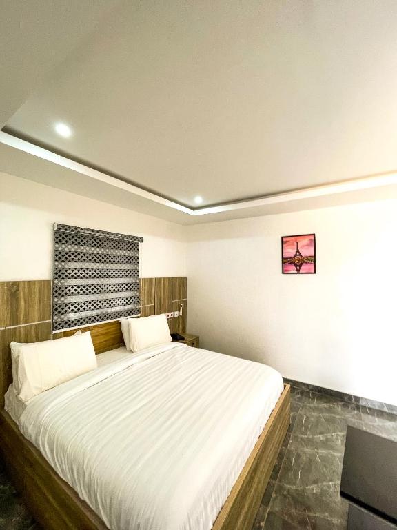1 dormitorio con 1 cama grande en una habitación en BiggysPlace en Ijebu Ode