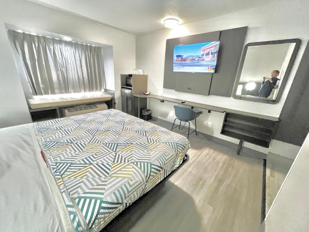 Habitación de hotel con cama y TV en Motel 6-Simpsonville, SC - Greenville, en Simpsonville