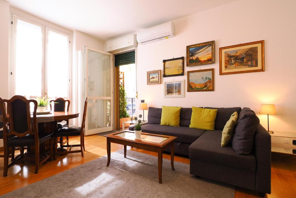 uma sala de estar com um sofá e uma mesa em PrimoPiano - Via Pavia em Milão