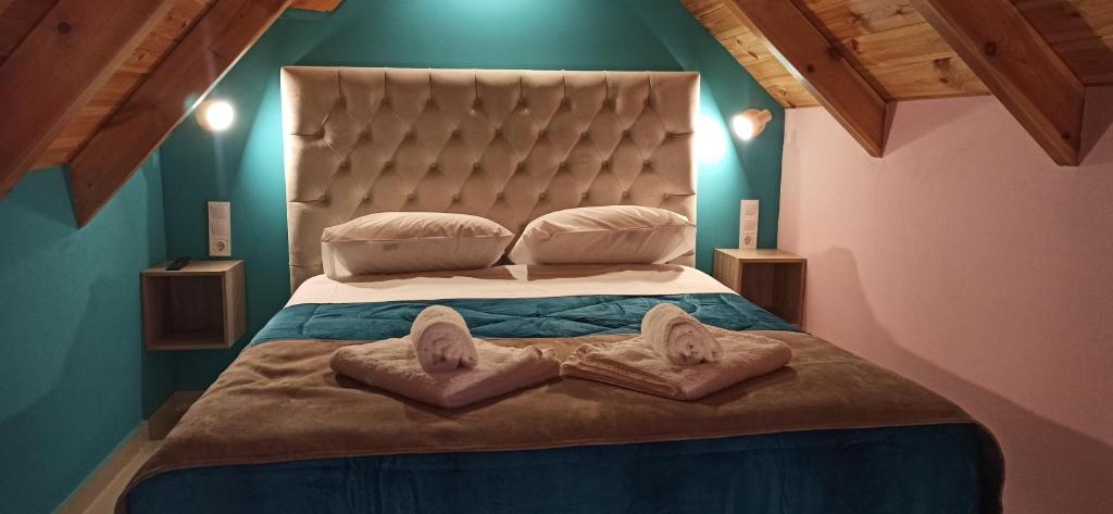 sypialnia z dużym łóżkiem z dwoma ręcznikami w obiekcie tokastro w mieście Arachova