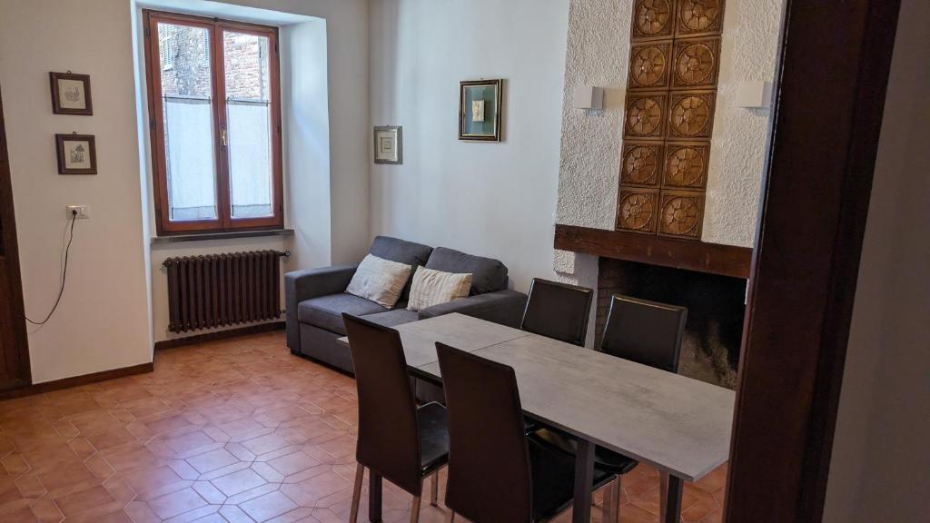 een woonkamer met een tafel en een bank bij Borgo Antico in Gubbio