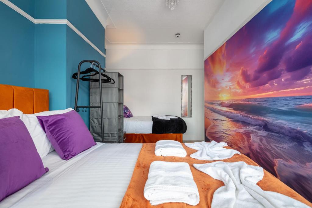 1 dormitorio con 1 cama con una pintura en la pared en New - Stylish 4 bedroom House, Business & Leisure. Discount on long stays. By Jesswood Properties., en Southend-on-Sea