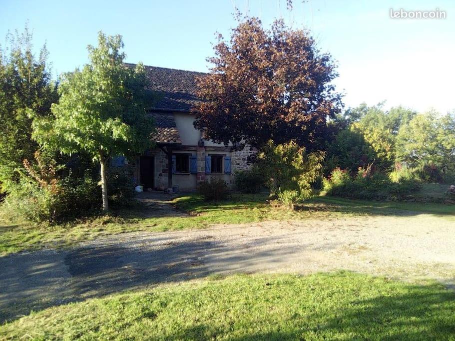 une maison avec une allée en face d'une cour dans l'établissement Maison du Bûcheron, à Beaulieu-sur-Dordogne