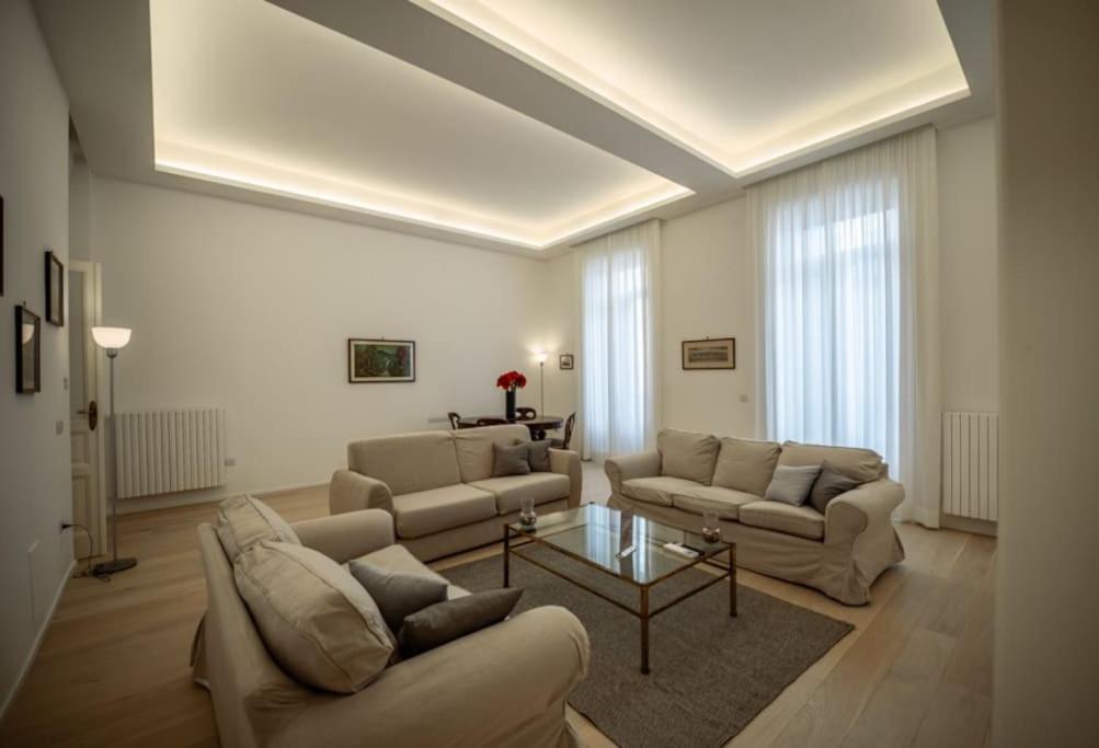 拿坡里的住宿－Luxury apartment in Naples，客厅配有两张沙发和一张桌子