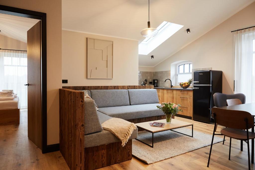 Il comprend un salon avec un canapé et une cuisine. dans l'établissement Binnendiek Haus 6 Comfort-Apartment 10, à Büsum