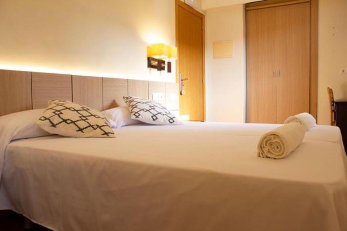 Una habitación de hotel con una cama con toallas. en Hotel valle de turtzioz, en Trucios-Turtzioz