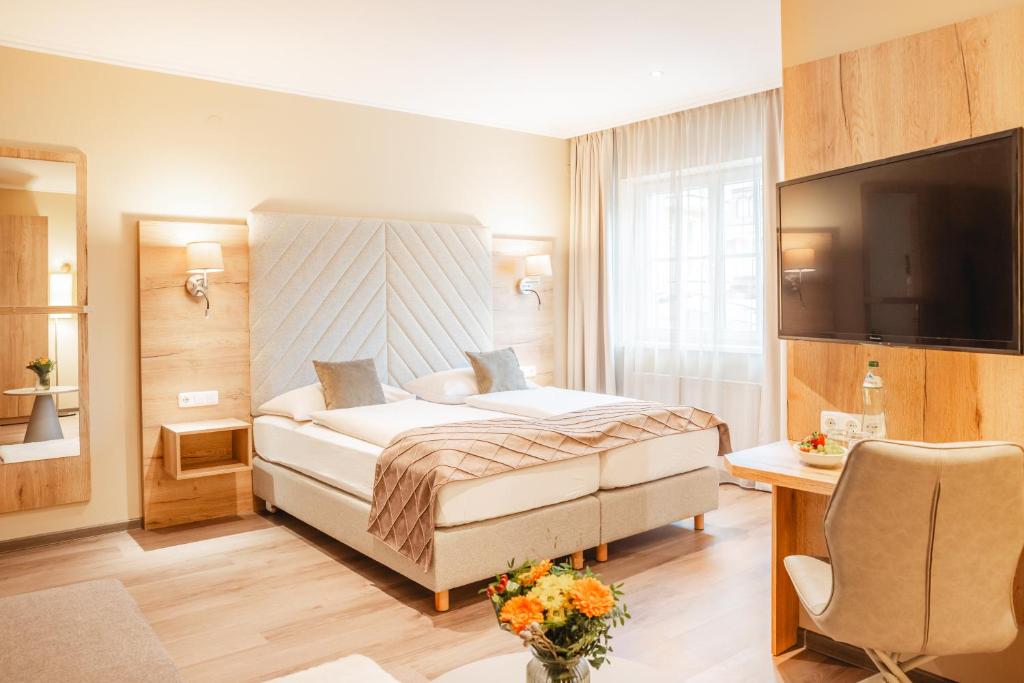 Postel nebo postele na pokoji v ubytování Hotel Krone