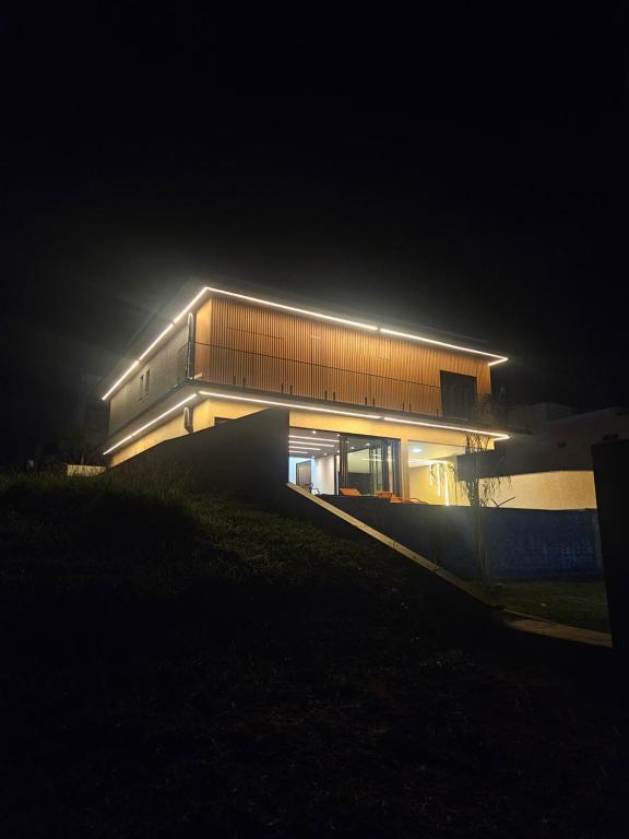 a building at night with lights on it at Casa de Alto Padrão na Represa de Avaré in Paranapanema