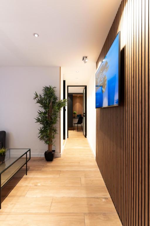einen Flur mit einem TV an der Wand in der Unterkunft סוויטות אוראל 432 in Eilat