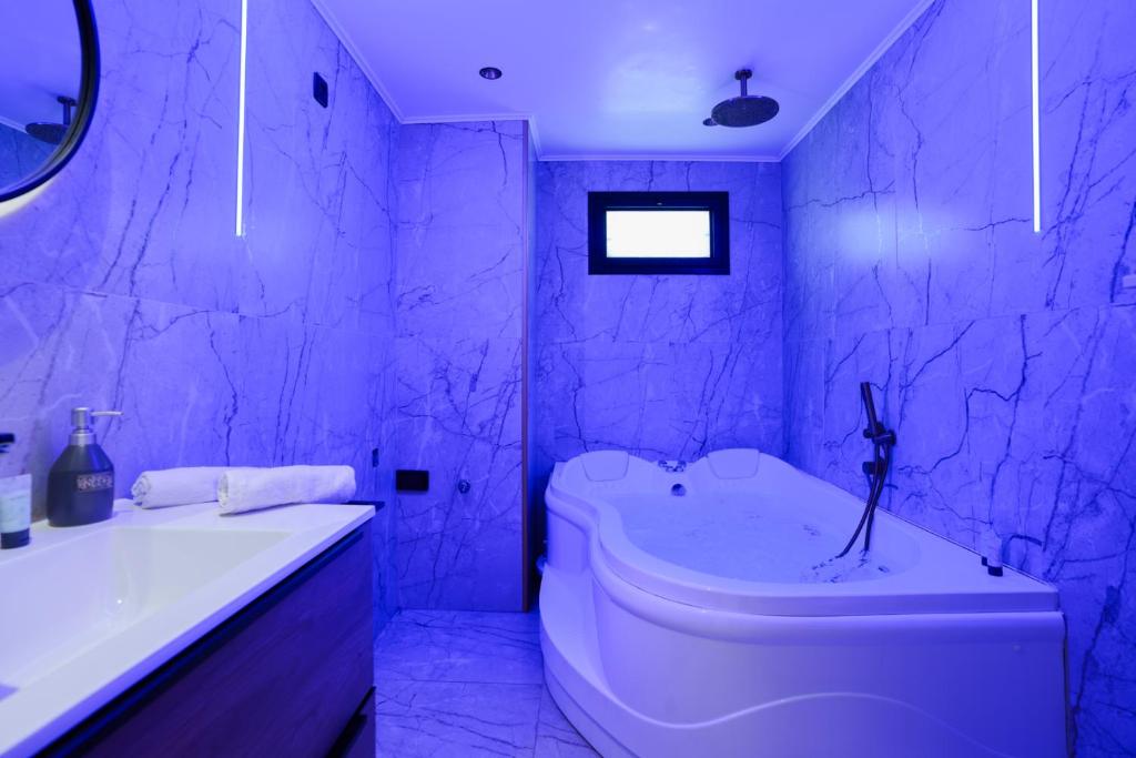 Ein Badezimmer in der Unterkunft סוויטות אוראל 432