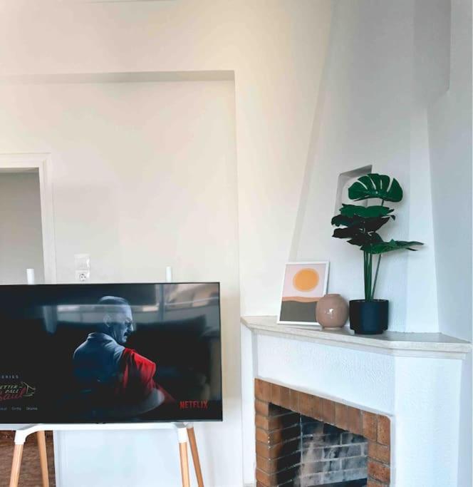 TV o dispositivi per l'intrattenimento presso Linear Flat - City Center - Private Parking
