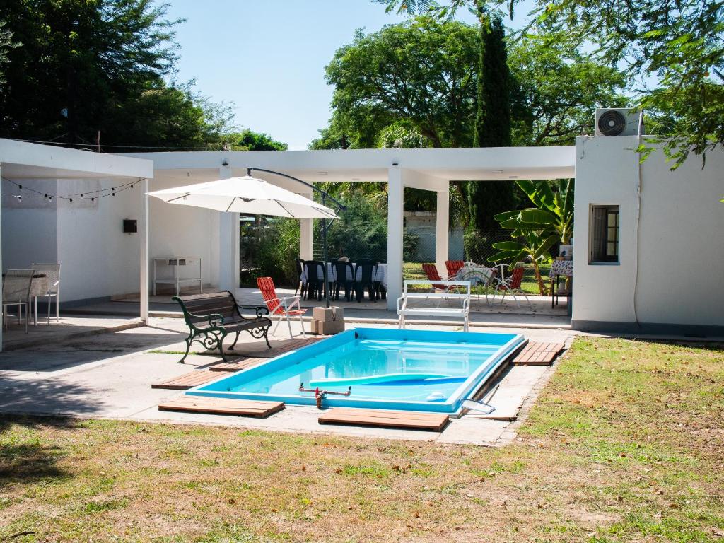 特爾馬斯德里奧翁多的住宿－GOa Hospedajes，一座房子后院的游泳池