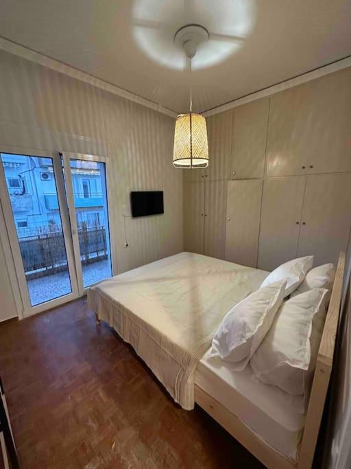una camera con un grande letto e una luce di Linear Flat - City Center - Private Parking a Chania