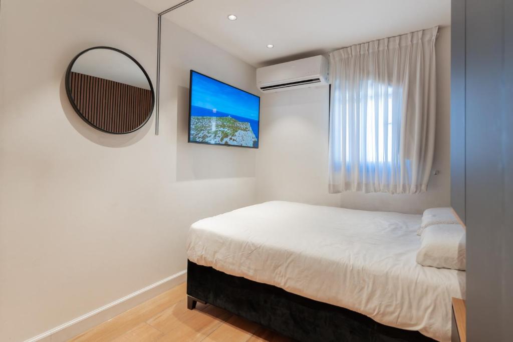Ein Bett oder Betten in einem Zimmer der Unterkunft סוויטות אוראל 432