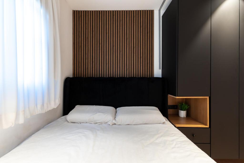 Ein Bett oder Betten in einem Zimmer der Unterkunft סוויטות אוראל 432
