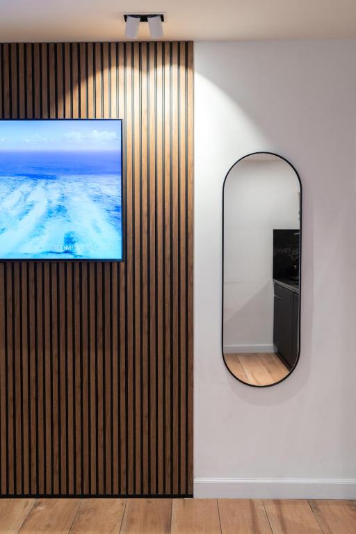 TV a/nebo společenská místnost v ubytování סוויטות אוראל 432