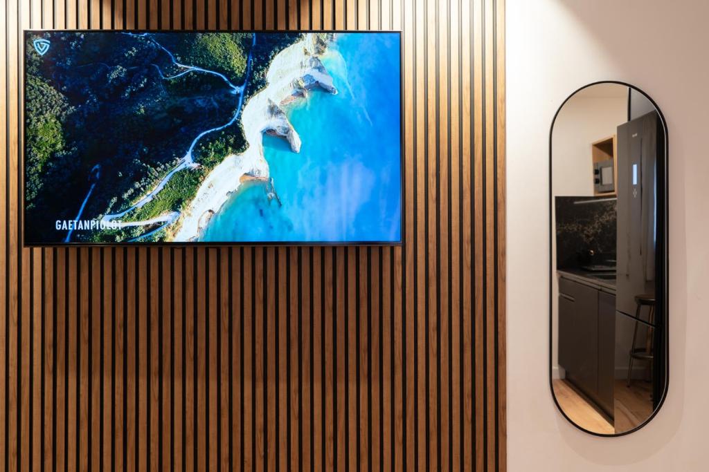 TV a/nebo společenská místnost v ubytování סוויטות אוראל 432