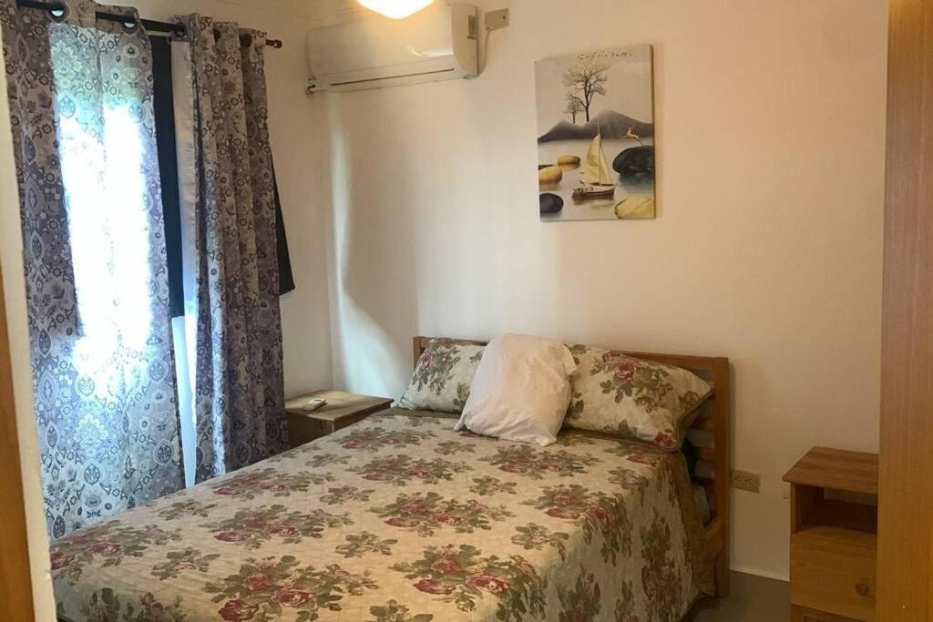 - une petite chambre avec un lit et une fenêtre dans l'établissement Scape and relax, à La Sabanita