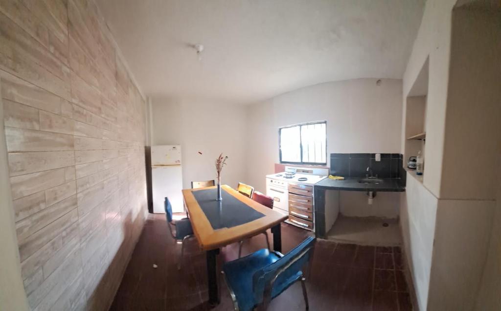 une cuisine avec une table et des chaises dans une pièce dans l'établissement Elenas, à La Chacarita