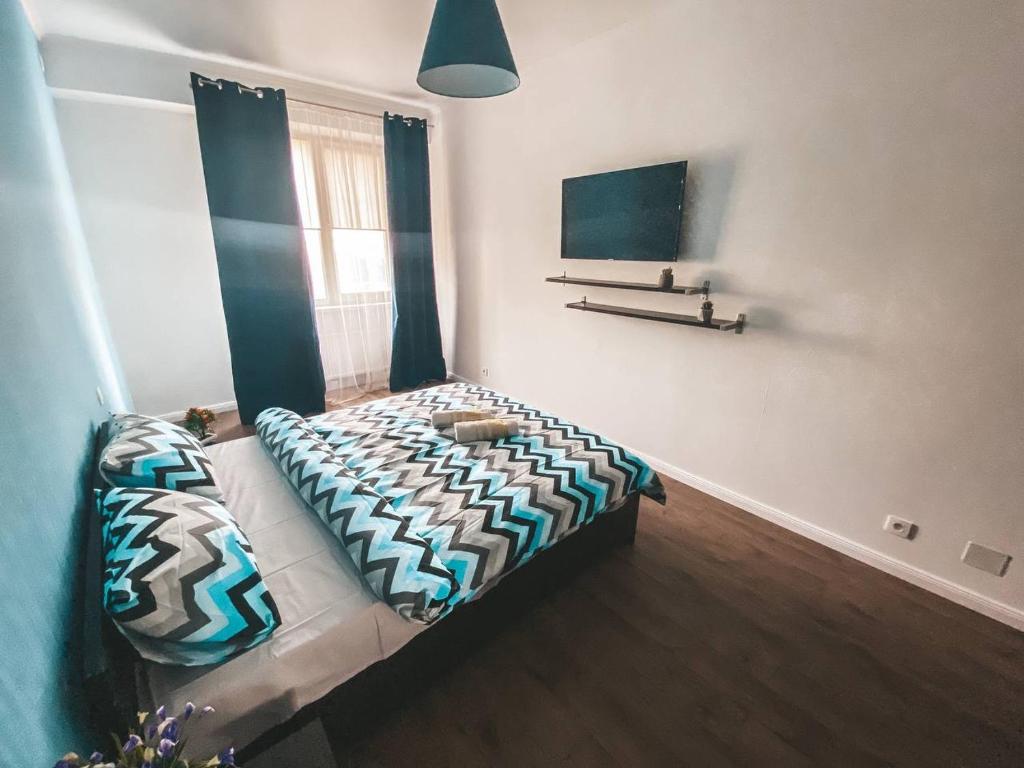 1 dormitorio con 1 cama en una habitación en City Center Apartment en Chisináu