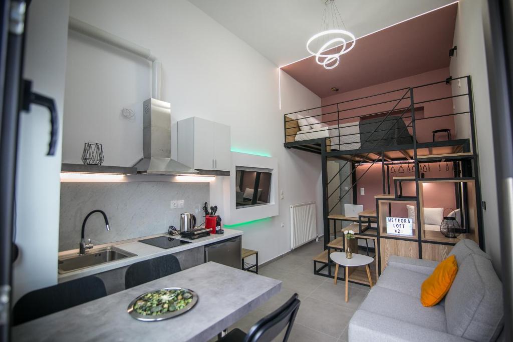 Η κουζίνα ή μικρή κουζίνα στο Meteora Loft Apartments 2