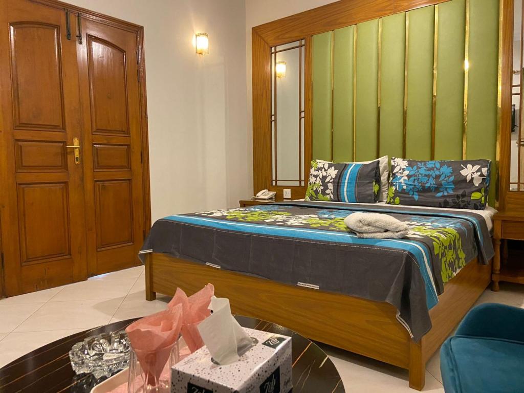 Travel lodge clifton - Deluxe Queen Room