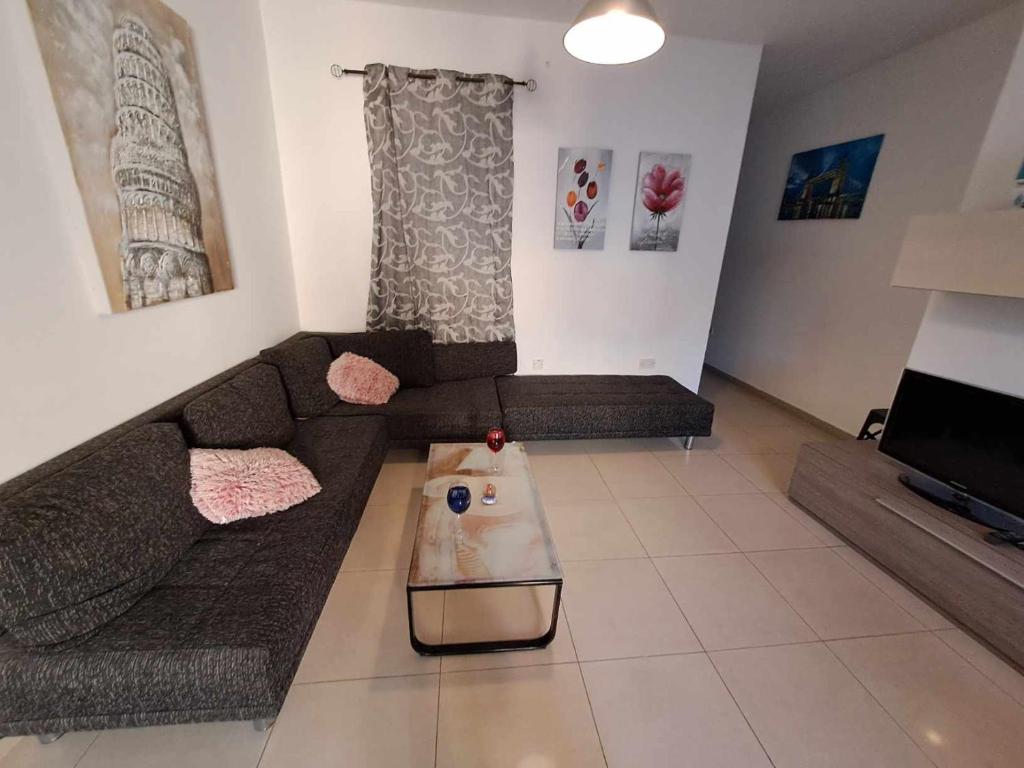 TV a/nebo společenská místnost v ubytování St Julians Sliema 3 minutes walk from promenade 3 bedroom apartment