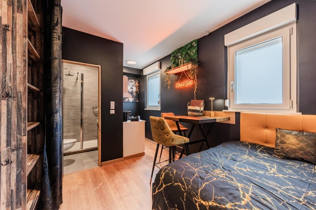 Kuchyň nebo kuchyňský kout v ubytování "STUDIO GOLD" Proche Gare - Netflix - Wifi - Cuisine