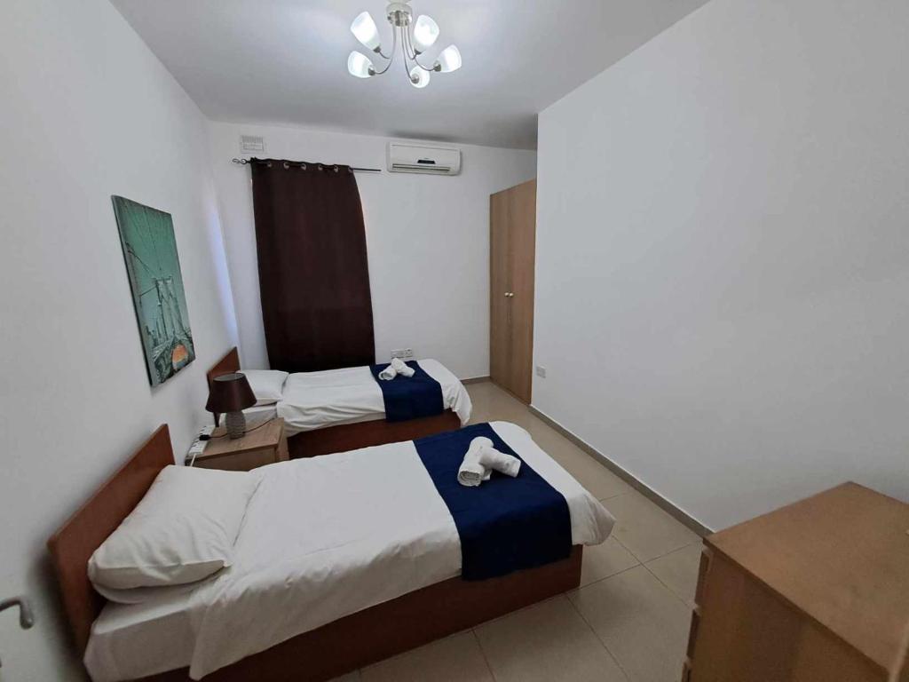 Postel nebo postele na pokoji v ubytování St Julians Sliema 3 minutes walk from promenade 3 bedroom apartment