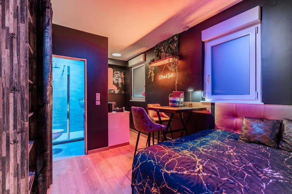 Postel nebo postele na pokoji v ubytování "STUDIO GOLD" Proche Gare - Netflix - Wifi - Cuisine