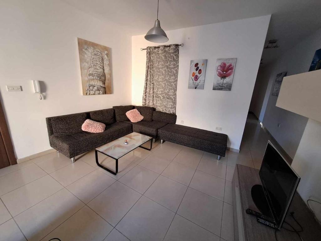 Posezení v ubytování St Julians Sliema 3 minutes walk from promenade 3 bedroom apartment