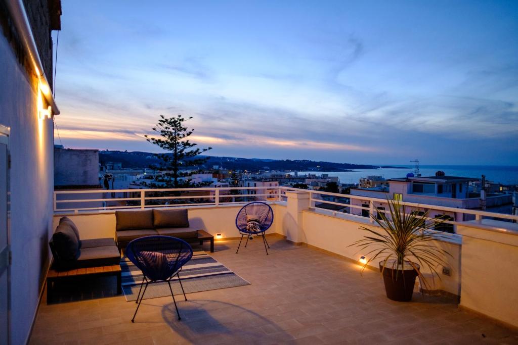 een balkon met een bank en stoelen in een gebouw bij La Golden View in Vieste