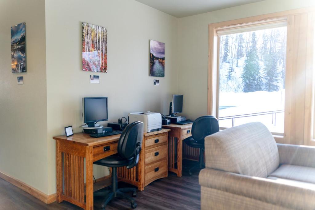 TV a/nebo společenská místnost v ubytování Talkeetna Alaskan Lodge