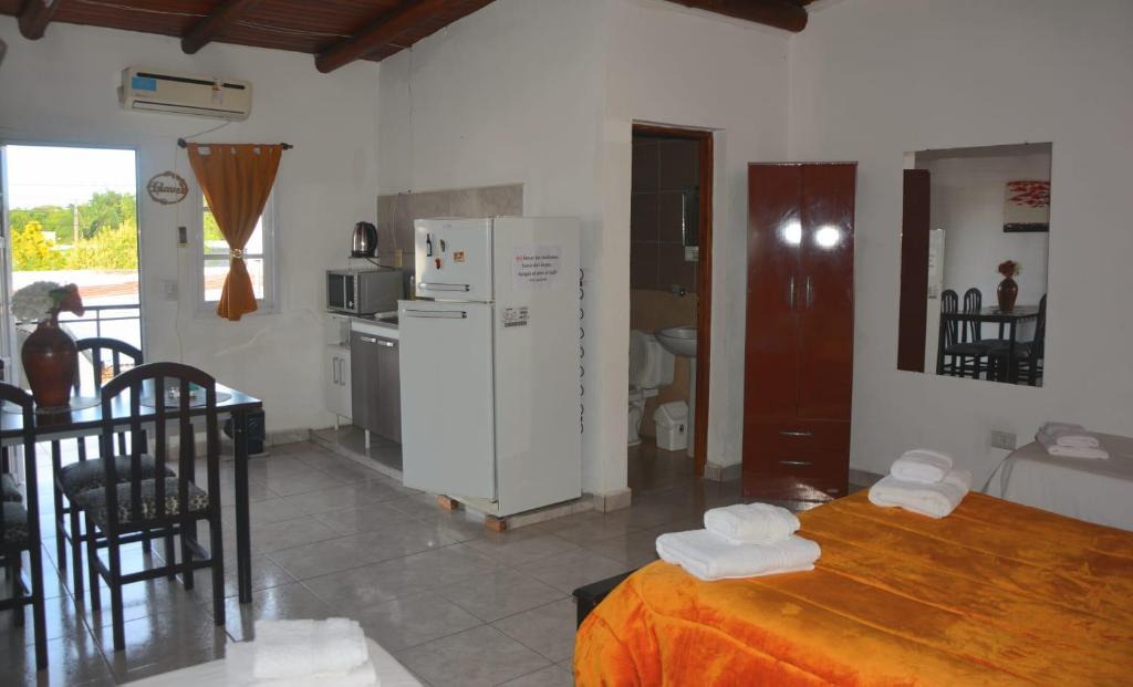 een keuken met een koelkast en een tafel in een kamer bij Monoambientes Avril in Federación