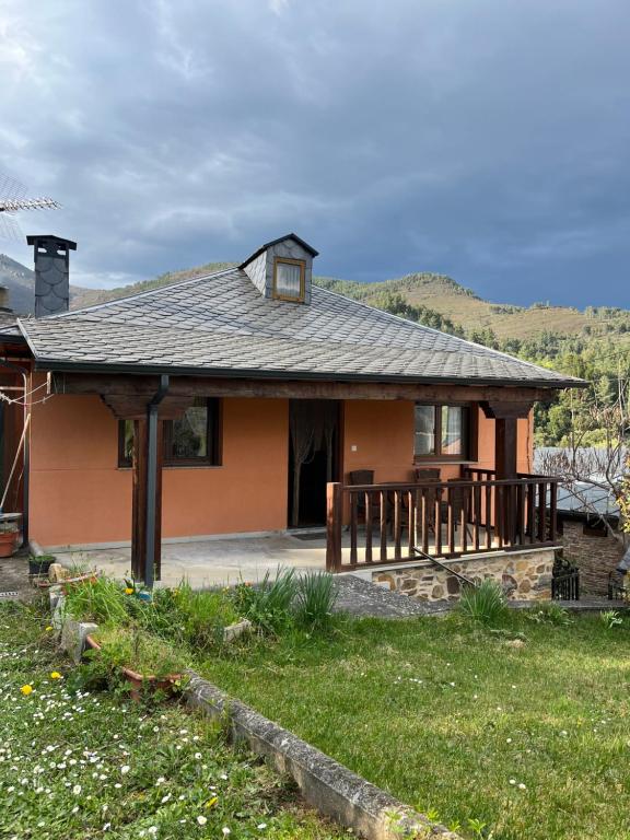 a small house with a porch and a deck at Casa Miraval in Oval