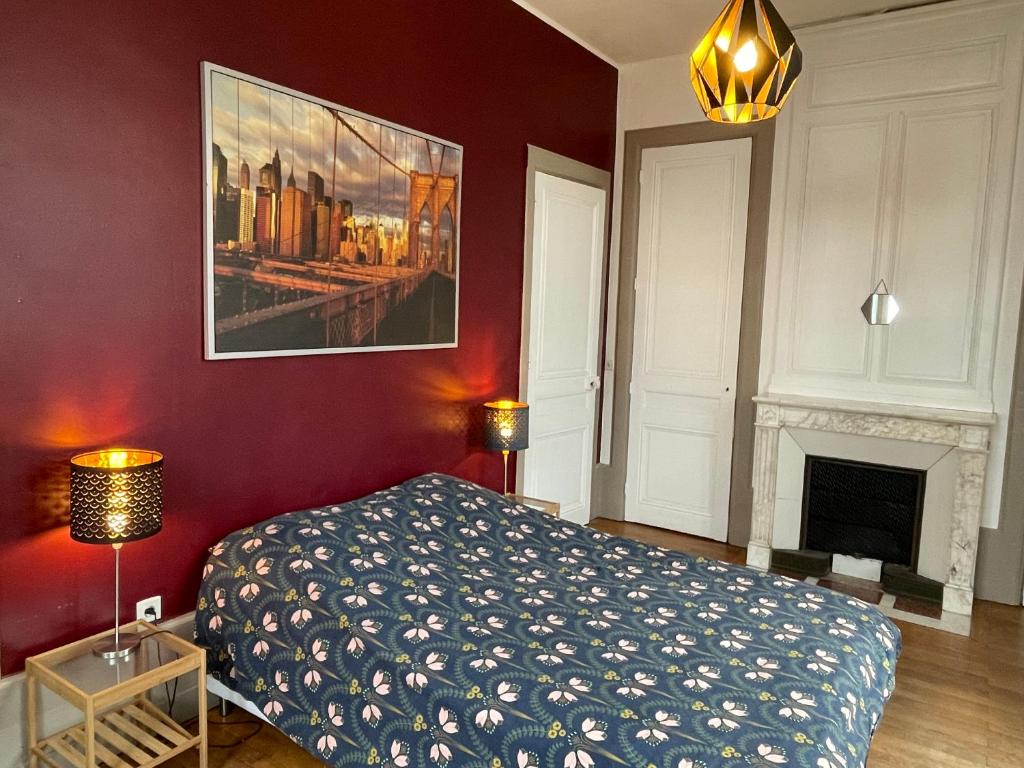 a bedroom with a bed and a painting on the wall at Appartement 1er étage Villa Isabelle in Allevard