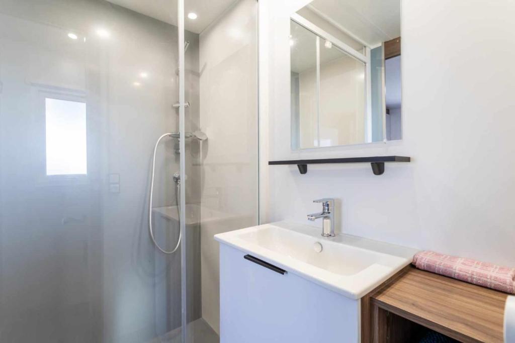 Koupelna v ubytování MOBILHOME SOLEIA NEUF 2023 MAR ESTANG SIBLU VILLAGE Canet-en-Roussillon
