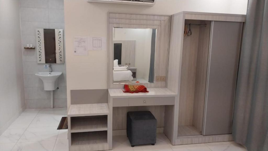 ein Bad mit einem Waschbecken und einem Spiegel in der Unterkunft بيست تريب فالنسيا in Dschāzān