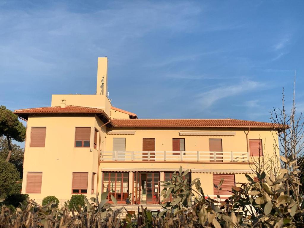 een groot gebouw met een balkon. bij Hotel Park Le Baleari in Tirrenia