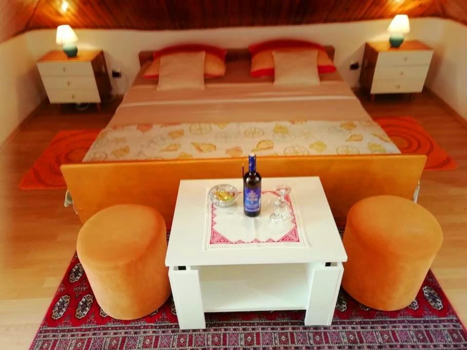 ドゥブロヴニクにあるOld town Jelena loft Roomのベッドルーム1室(ベッド1台、テーブル、椅子付)
