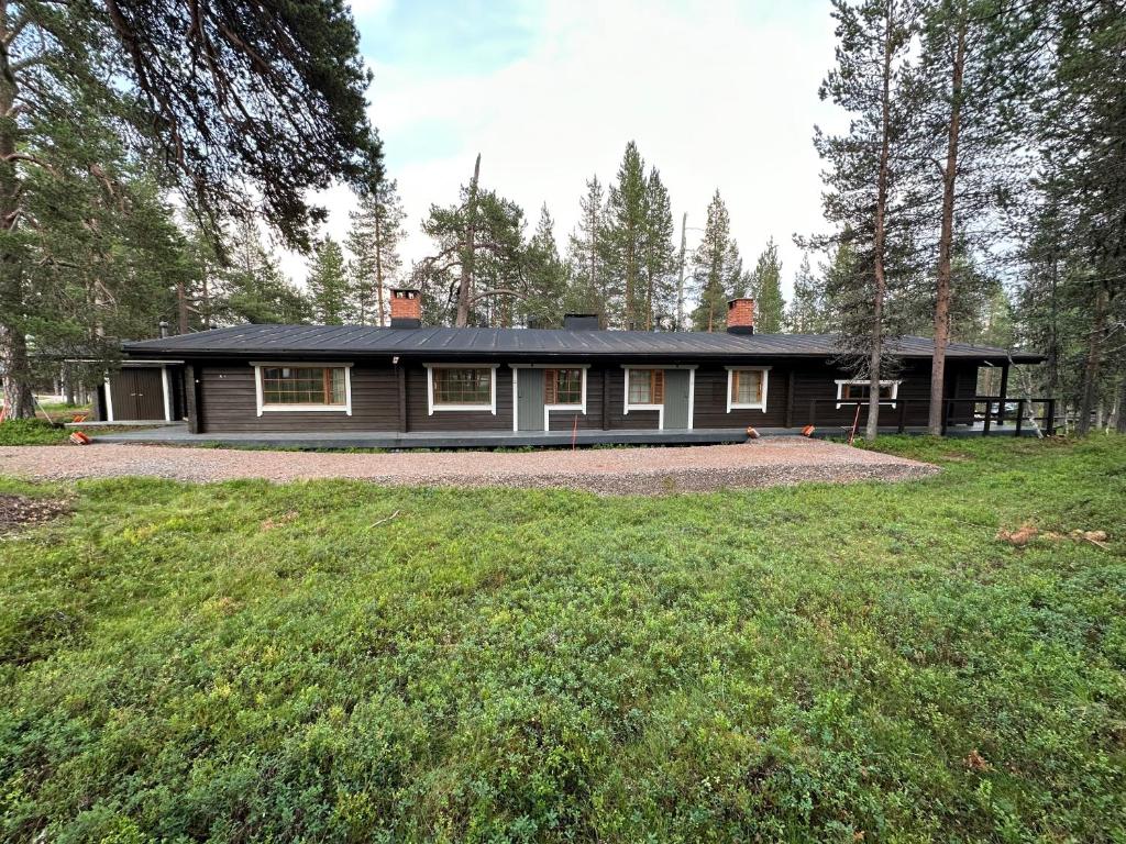 a house in the woods with a large yard at Saajopolku 4 in Saariselka